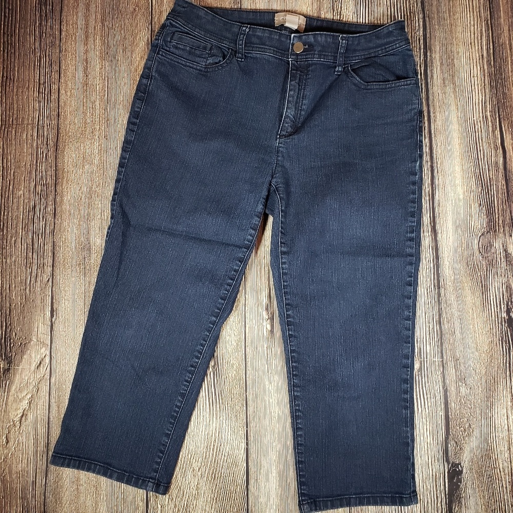 🔥Chicos .5 denim capri dark wash